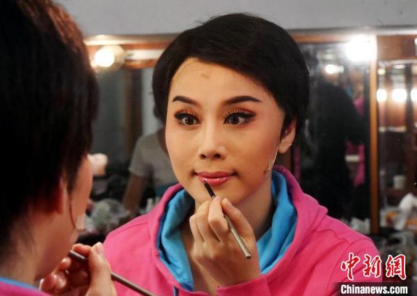 演出前，主演、一级演员、中国文化艺术政府奖文华表演奖获得者、中国戏剧梅花奖得主周虹在化妆间化妆?！〖钦吡蹩筛?摄