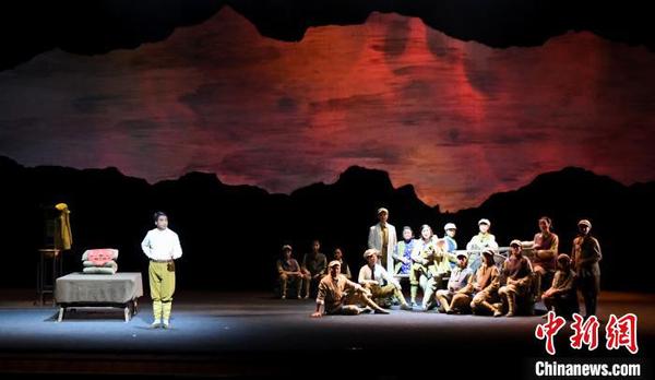 作为第十六届中国戏剧节闽台交流合作剧目暨福建优秀剧目展演剧目的闽剧现代戏《生命》在福州演出?！〖钦吡蹩筛?摄