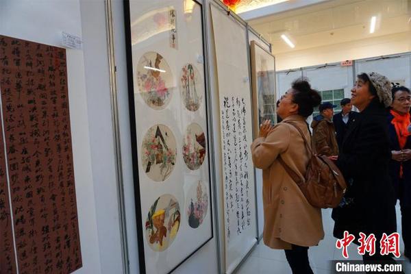 观众在欣赏获奖作品?！±顣?摄