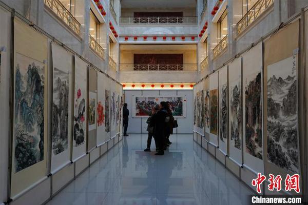 观众在欣赏参展作品?！±顣?摄