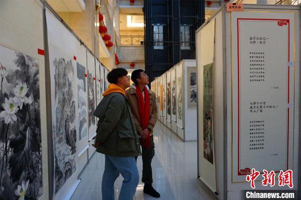 观众在欣赏参展作品?！±顣?摄