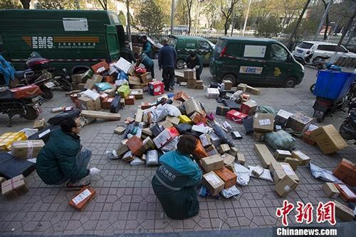 资料图：双十一临近，快递员也忙碌起来。 <a target='_blank' href='http://www.chinanews.com/'>中新社</a>记者 张云 摄