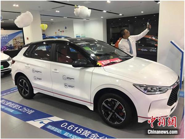 汽车搬到网上卖。图片来源：淘宝直播