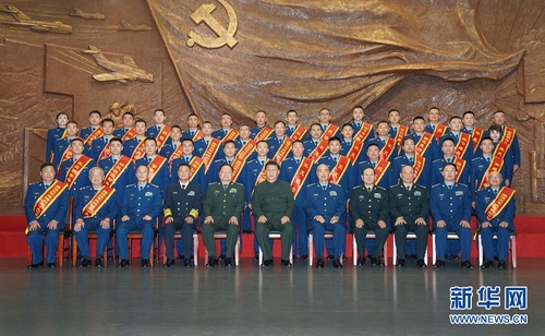 11月8日，中共中央总书记、国家主席、中央军委主席习近平出席庆?？站闪?0周年主题活动，代表党中央和中央军委，对空军成立70周年表示热烈祝贺，向空军全体官兵致以诚挚问候。这是习近平在位于北京市昌平区的中国航空博物馆亲切接见空军先进单位和英模代表。 新华社记者 李刚 摄