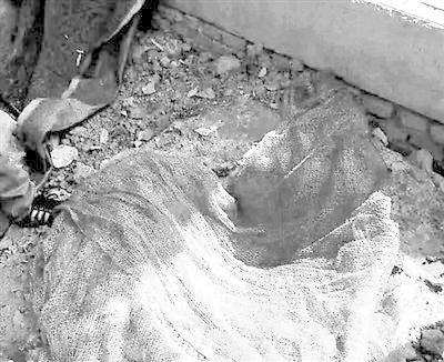 事发地污水井上仅有一张防尘网 点击进入下一页