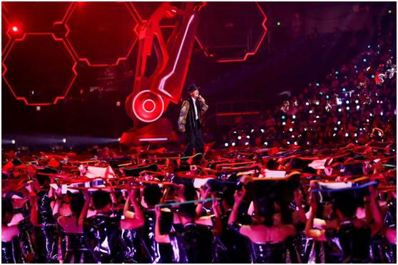 2019“猫晚”现场，图为腾格尔唱《High歌》。