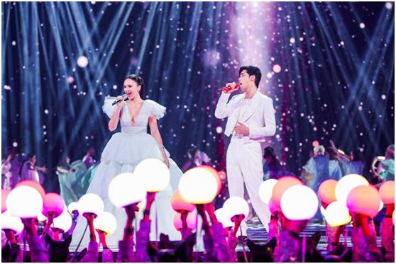 2019“猫晚”现场，俄罗斯歌唱家阿依达与阿云嘎合唱《Halo》