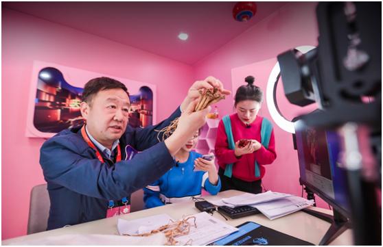 山西省平顺县副县长段开松做客2019猫晚网络版，在直播间卖党参。阿里供图。