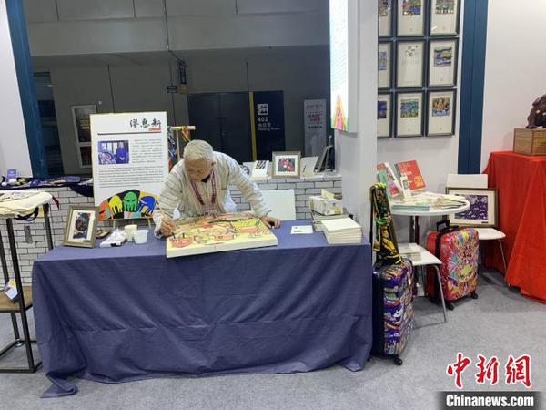 缪惠新现场作画。供图