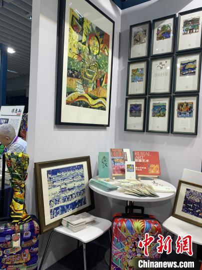 秀洲农民画衍生出的文创产品。供图