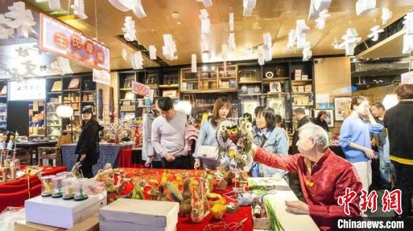 非遗项目王氏草编引民众观赏?！【廖槲幕枪┩?摄