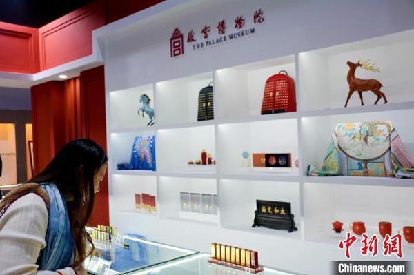 故宫博物院展出多种文成产品?！≌徘?摄