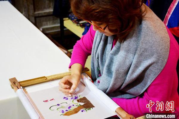 非遗传承人展示汉绣针织技艺?！≌徘?摄