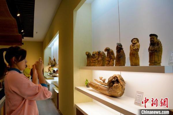 市民参观徽州根雕?！≌徘?摄