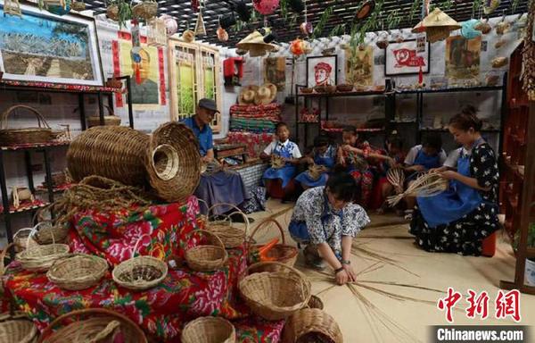 学生们参加柳编比赛 石洪宇 摄 学生们参加柳编比赛 石洪宇 摄