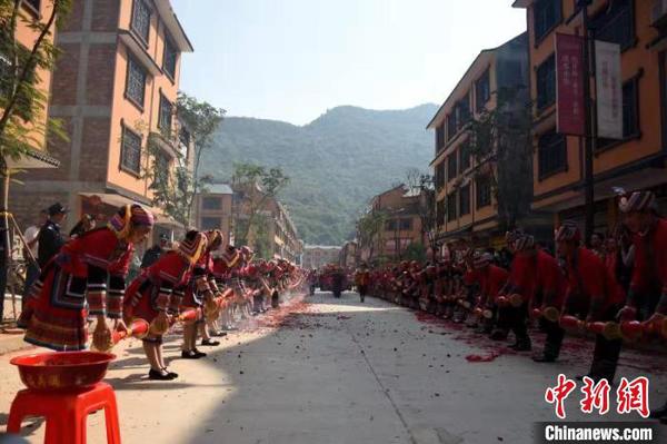 瑶族本土婚嫁民俗文化展示?！⊙疃∠?摄