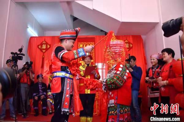 瑶族本土婚嫁民俗文化展示。　杨丁香 摄