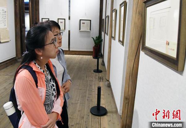 二名女性观众观展?！〖钦吡蹩筛?摄