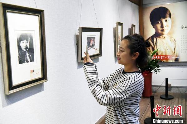 展出的冰心青年时期黑白老照片吸睛?！〖钦吡蹩筛?摄