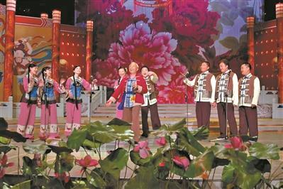 李重明在舞台上表演 点击进入下一页