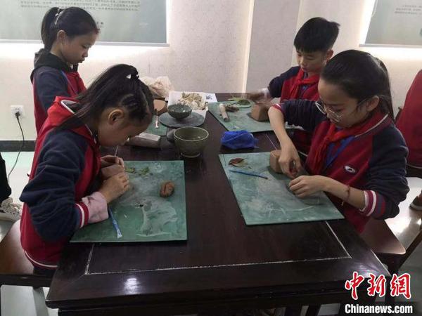 图为慈溪市匡堰镇实验学校青瓷特色教育现场?！×植?摄