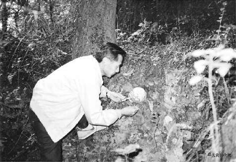 毕克官，第七、八、九届全国政协委员，中国艺术研究院美术研究所所长、研究员，著名漫画家、收藏家，也是一位古瓷片的搜集者、爱好者、研究者。这是他在江西景德镇古窑址考察。