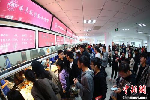 美食节大批师生前来。　泱波 摄