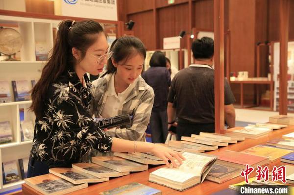 海南岛国际图书(旅游)博览会现场?！⊥跸?摄