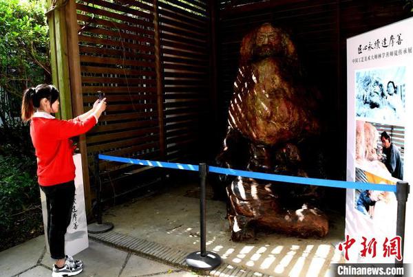 展出的中国工艺美术大师林学善经典作品吸睛?！〖钦吡蹩筛?摄