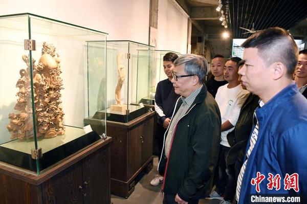 此次展览共展出中国工艺美术大师林学善经典作品及其徒弟作品近百件?！〖钦吡蹩筛?摄