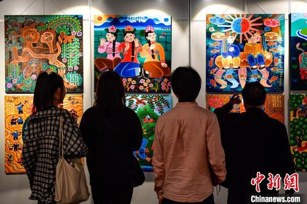 王汉池带来的农民画作品吸引观众眼球 陈骥旻 摄 王汉池带来的农民画作品吸引观众眼球 陈骥旻 摄