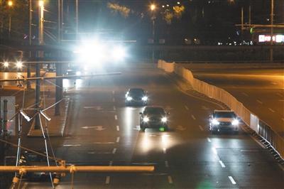 11月12日，安定门外大街主路，耀眼的监控补光灯照射车辆。新京报记者 李凯祥 摄