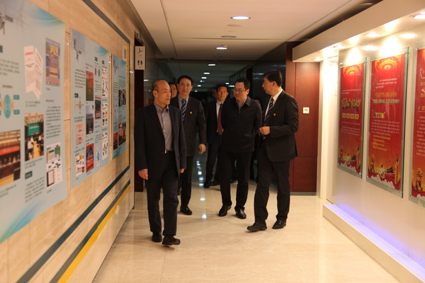 区领导参观企业党建园地