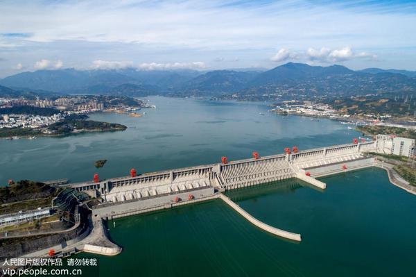 初冬时节，随着三峡水库175米试验性蓄水任务的完成，三峡工程今冬明春发挥发电、航运、生态等综合效益得到有力保障。王罡 人民图片