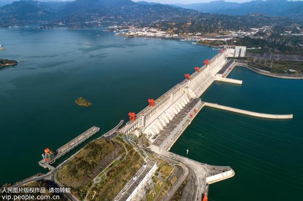 2 初冬时节，随着三峡水库175米试验性蓄水任务的完成，三峡工程今冬明春发挥发电、航运、生态等综合效益得到有力保障。王罡 人民图片