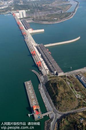 4 初冬时节，随着三峡水库175米试验性蓄水任务的完成，三峡工程今冬明春发挥发电、航运、生态等综合效益得到有力保障。王罡 人民图片