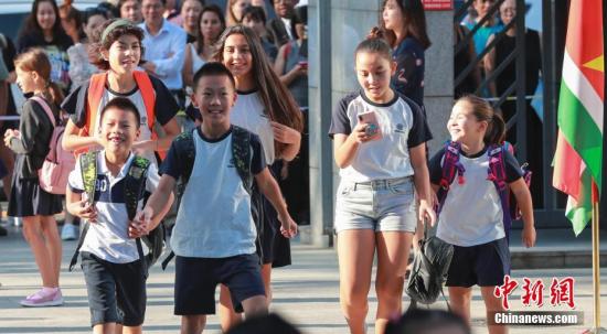 资料图:上学路上的小学生。<a target='_blank' href='http://www.chinanews.com/'>中新社</a>记者 贾天勇 摄 点击进入下一页