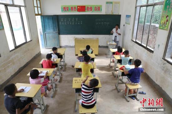 资料图:乡村小学(图文无关)。何红福 摄 点击进入下一页