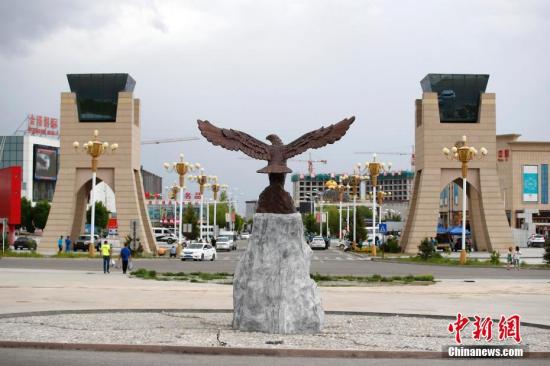 资料图：中哈霍尔果斯国际边境合作中心两国连接通道旁的金雕广场。<a target='_blank' href='http://www.chinanews.com/'>中新社</a>记者 富田 摄