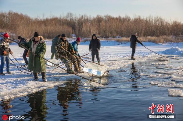 2 消防大队副队长介绍，取冰主要使用油锯和采冰车，搬运则靠冰爬犁和人工抬运。图片来源：ICphoto