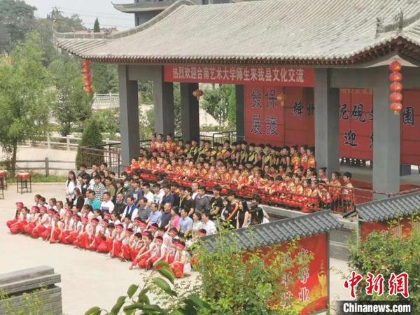 文化园集绛州澄泥砚、绛州木版年画、云雕、石雕、玉雕、宫灯、烫烙画、仿古青铜器、宗岳太极拳等传统民俗文化和传统制作技艺，让人们能一站式了解新绛的非遗文化魅力，深受港澳台同胞欢迎。受访者供图