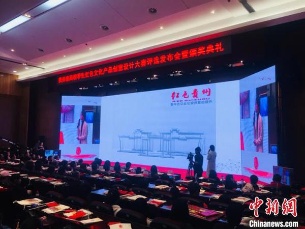 图为获奖选手讲述设计理念。张伟 摄