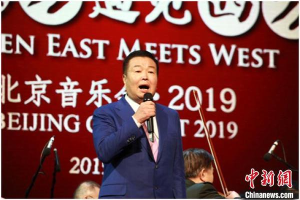 严彬现场演唱《胸有朝阳》。主办方供图