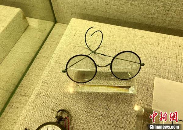 钱钟书的一些生前所用之物。　孙权 摄