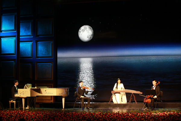 3 东方韵律与西方意境结合的表演感染了现场观众