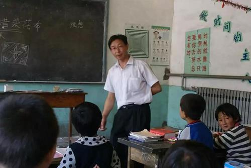 △希望工程救助的首批学生之一张胜利，师范毕业后义无反顾回乡任教