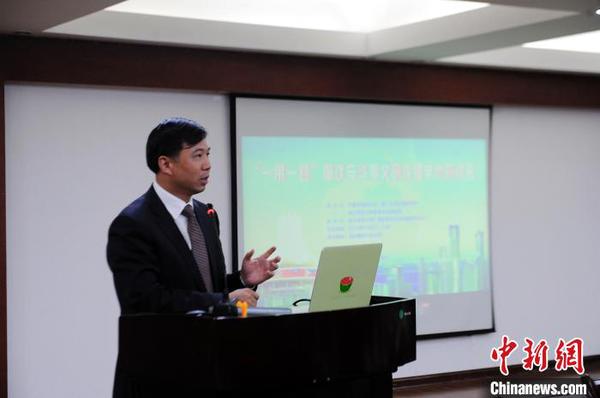 南宁师范大学新闻与传播学院党委书记陈洪波闭幕式上致辞?！〗┝?摄