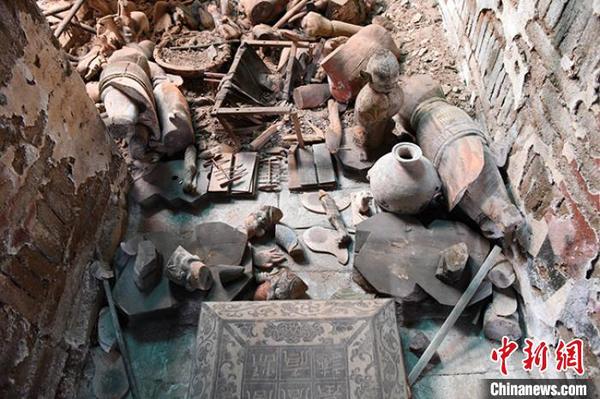 图为墓葬甬道随葬品?！「仕嗍∥奈锟脊叛芯克┩?摄