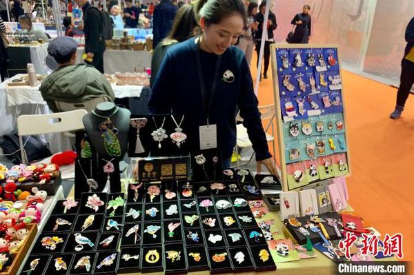 江苏苏绣设计师皇甫娟娟的“小摊位”?！⊥躞?摄