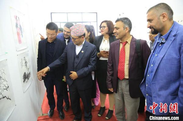 联邦议会联邦院主席蒂米尔西纳等嘉宾参观画展。　张晨翼 摄